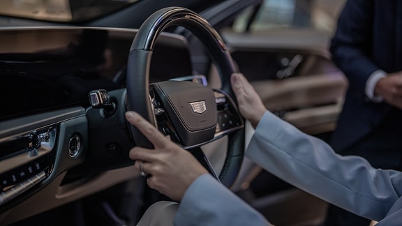 Cadillac LYRIQ Sterring Wheel Driving