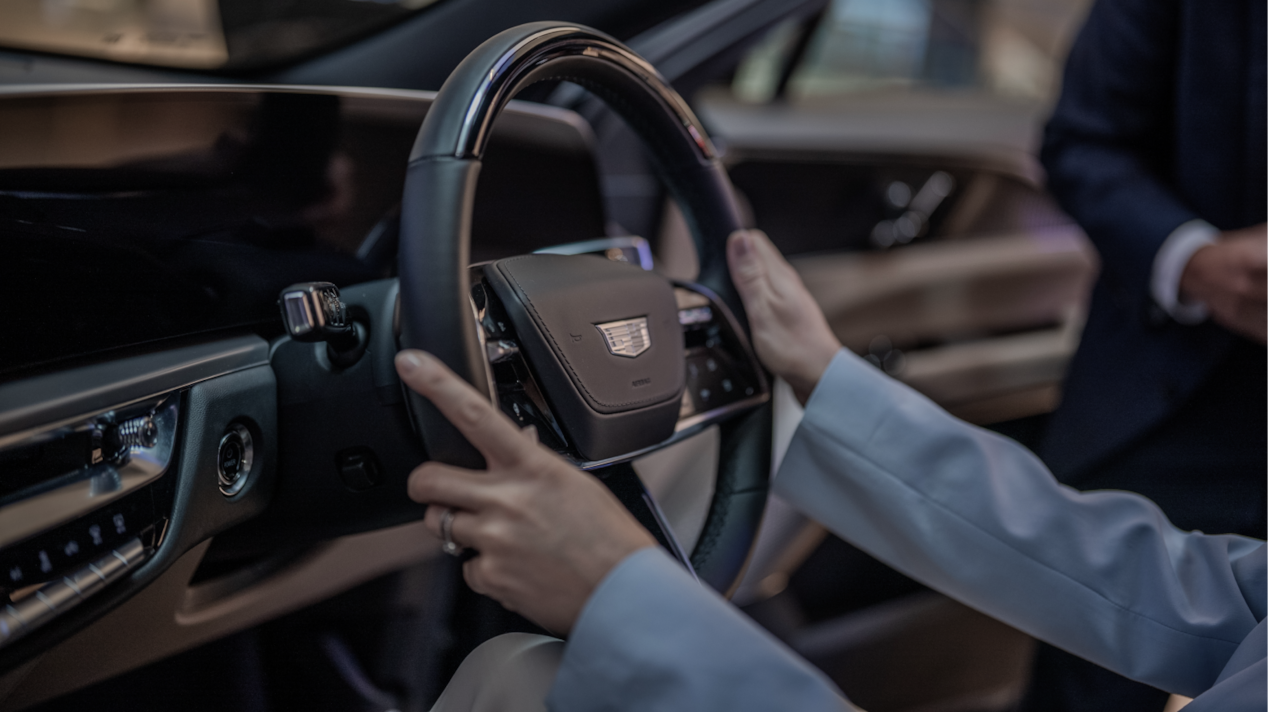 Cadillac LYRIQ Sterring Wheel Driving