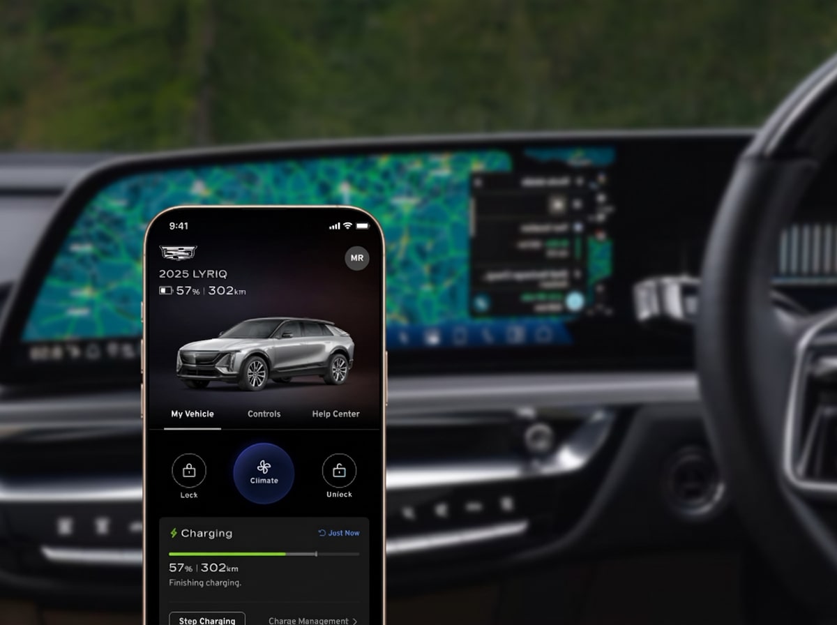 Image of the connected services app on the mobile, with the dash in the background.